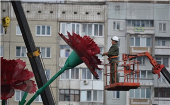 В центре Красноярска начали демонтировать скульптуру «Гвоздики»