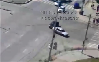 В центре Красноярска водитель сбил двух пешеходов