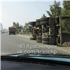 В центре Красноярска перевернулся грузовик