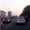 В Красноярске женщину-пешехода сбили две машины (видео)