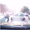 В Абакане автомобилисты и их спутницы устроили драку на проезжей части (видео)