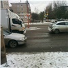 В Красноярске КамАЗ протаранил два автомобиля на перекрестке (видео)