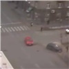 В центре Красноярска отлетевший на тротуар ВАЗ едва не сбил пешехода (видео)