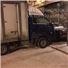 В Красноярске грузовик без водителя пошел на таран и заблокировал подъезд многоэтажки 