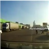 ДТП с переворотом из-за выскочивших возле ТРЦ «Планета» пешеходов попало на видео