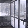«Теплые» остановки в Красноярске остаются холодными и грязными (видео)