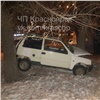 «Ока» повисла на деревьях после ДТП в Красноярске