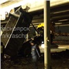 «Трое помогают, десять на телефон снимают»: В Солнечном грузовик застрял под мостом