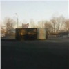 На красноярском Октябрьском мосту опрокинулся грузовик с углем (видео)