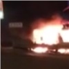 В Красноярске на дороге сгорел автомобиль (видео)