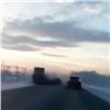 На объезде Красноярска автоледи на встречной врезалась в грузовик (видео)