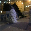 В Норильске сильный ветер надломил новогоднюю ёлку