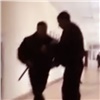 Разгневанная общественница «захватила в заложники» красноярского чиновника (видео)