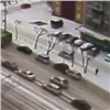 Красноярская автоледи убежала с места аварии, бросив машину и ключи (видео)