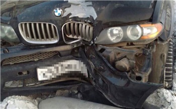 В Красноярске только что купленный BMW X5 снес фонарный столб
