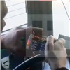 Красноярского маршрутчика застукали с мобильной игрой за рулем (видео)