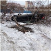 Водителю «Мерседеса» стало плохо: перевернулся и снес деревья на ул. Копылова (видео)