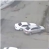 «Столб наверняка без страховки»: Иномарка влетела в опору в центре города (видео)