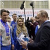 Путину в Красноярске подарили плюшевую собачку (видео)