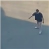 Загадочно жестикулирующий мужчина без штанов удивил красноярцев (видео)