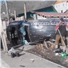 «Кому-то баньку помяли»: в Красноярске машина влетела на территорию частного дома