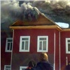 Деревянное здание начальной школы охвачено огнем в Красноярском крае