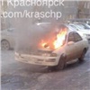 Иномарка сгорела в красноярском дворе, пока водитель спал (видео)