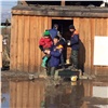 На юге Сибири талые воды начали наступление на жилые дома