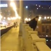 «Весеннее обострение»: с перил Коммунального моста снова сняли мужчину