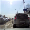 «Гуляет, сидя в машине»: Иномарка нагло объехала пробку на Шахтеров по тротуару (видео)