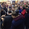 «Трэш какой-то!»: в Красноярске выстроилась огромная очередь за бесплатными товарами
