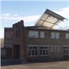Ветер сорвал крышу дома и гоняет грязные листья по Красноярску (видео)