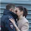 В Красноярске со слезами проводили полицейских в командировку на Кавказ