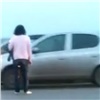 Странная женщина колотила машины на красноярском Коммунальном мосту (видео)