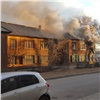 Деревянный жилой дом охвачен огнем в Красноярске (видео)