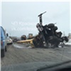 В Красноярске на шоссе опрокинулся автокран