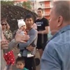 Жители «Орбиты» поругались с соседями из-за прохода к остановке (видео)