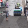 В Красноярске снова укладывали асфальт в дождь (видео)
