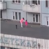 Дети с разрешения родителей играли в мяч на крыше поликлиники (видео)