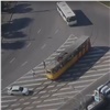 «Протаранила автобус и заблокировала трамвай»: автоледи устроила ДТП на Предмостной (видео)