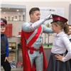 Супергерой устроил красноярским школьникам экскурсию по музею железной дороги