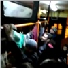 Незнакомцы развесили в красноярской маршрутке свое нижнее белье (видео)