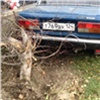 «Прилетело, откуда не ждали»: ВАЗ пробил забор на Дубровинского и разбил две машины