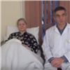 Из краевой больницы выписали женщину с заново пришитой кистью (видео)