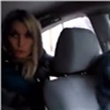 Таксующий красноярец снял на видео нападение пассажирки (видео)