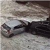 Сдающая назад автоледи впечатала женщину в другую машину (видео)
