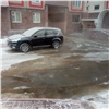 Улицу Киренского и машины во дворах затопила прорвавшаяся канализация