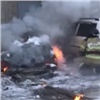 В Красноярске по неизвестной причине сгорела припаркованная под окнами дорогая иномарка (видео)