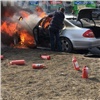На Авиаторов в Красноярске сгорел Mercedes: не помогли даже 10 огнетушителей (видео)