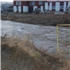 В Краснотуранске подтопило две улицы: спасатели и местные жители вынуждены были копать канавы